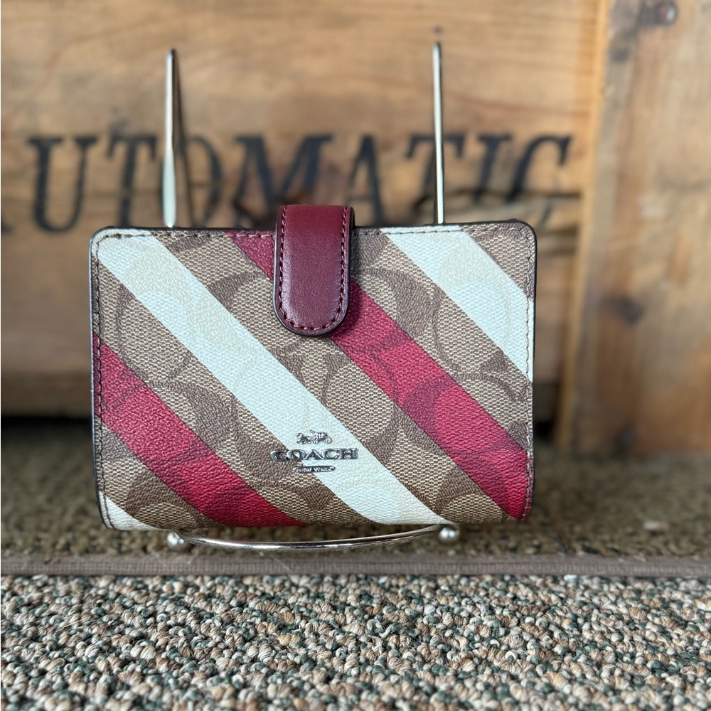 Coach Medium Corner zip wallet